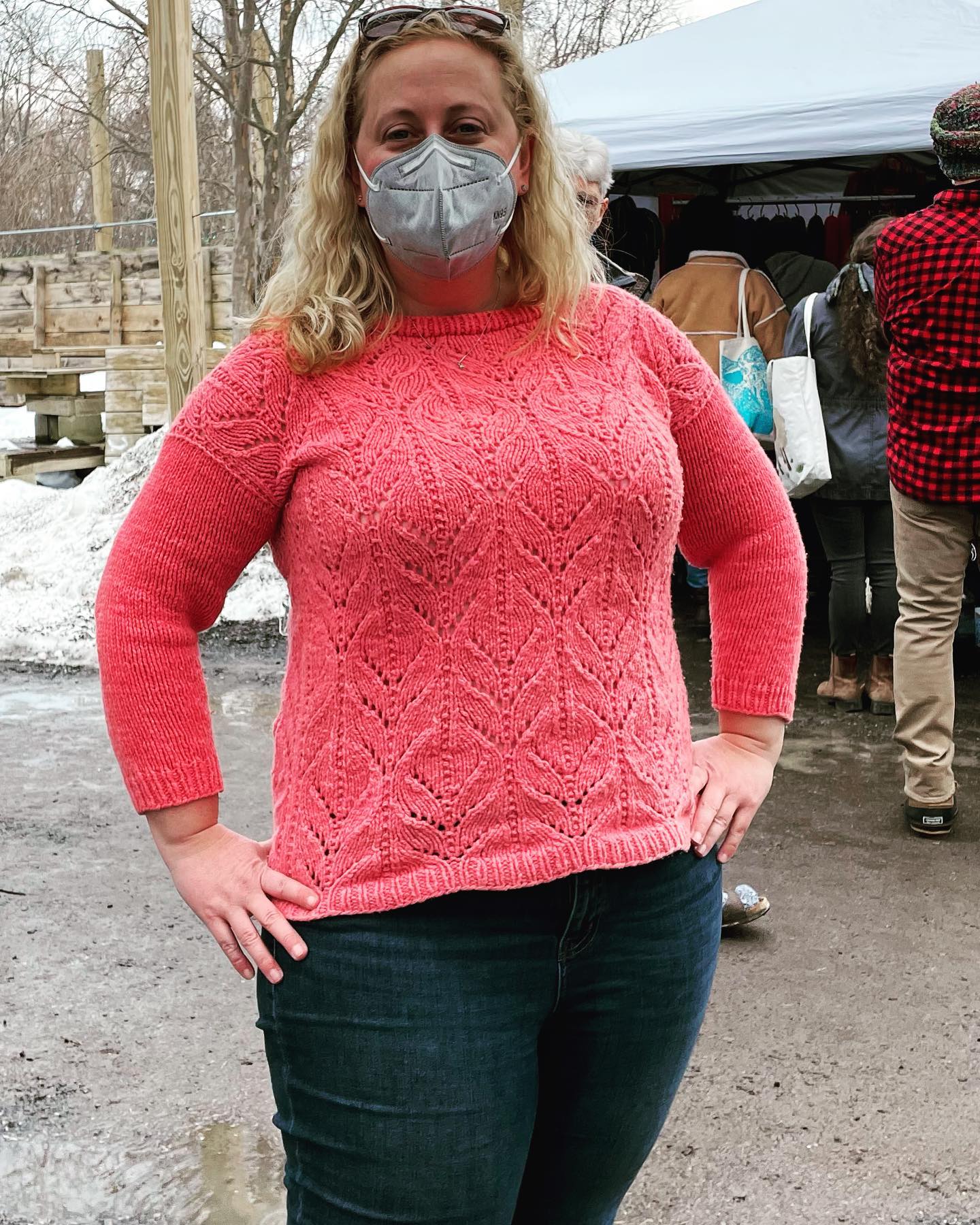 Lady in Lana Plantae showing her creation weight Rambouillet dyed with cochineal